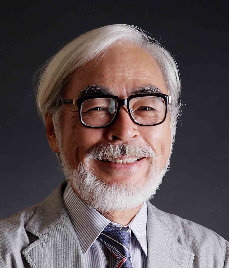 Image de Hayao Miyazaki co-fondateur du studio Ghibli souriant à la caméra.