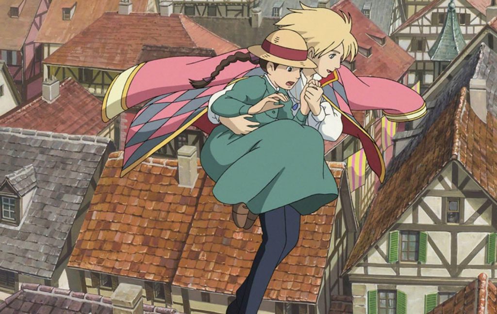 Image tirée du film Le Château Ambulant du studio Ghibli avec Sophie et Hauru qui volent par dessus des maisons