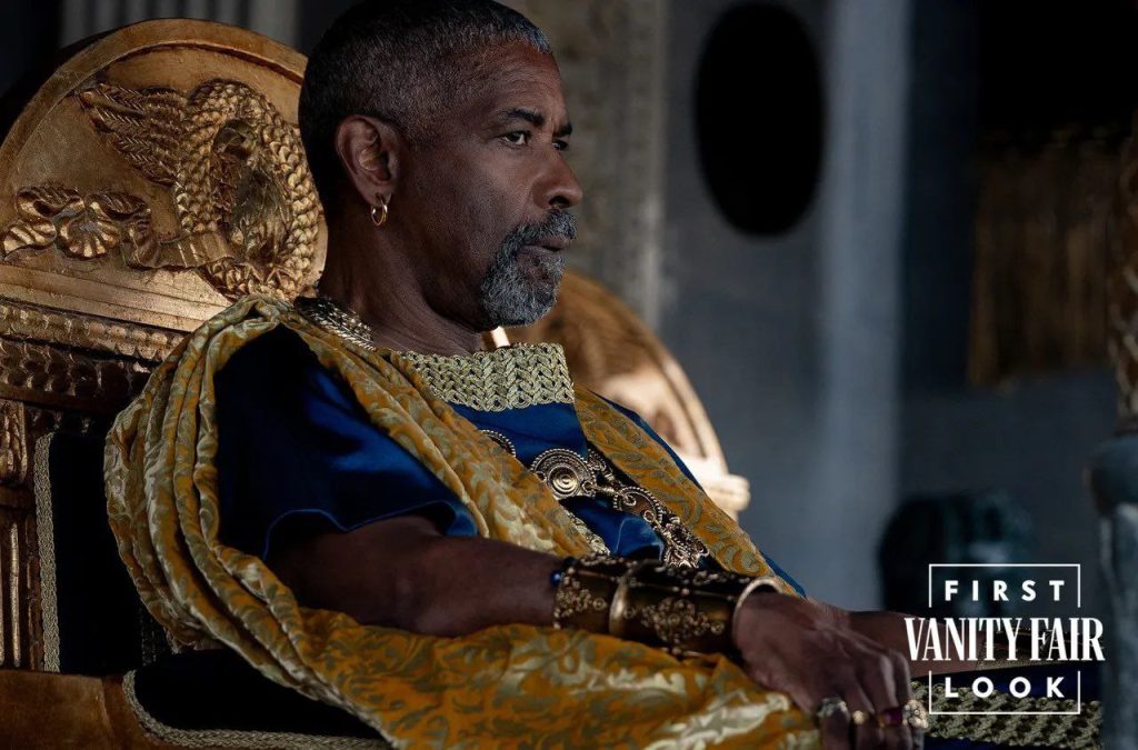 Denzel Washington assis sur un trône en or pour le film Gladiator II.