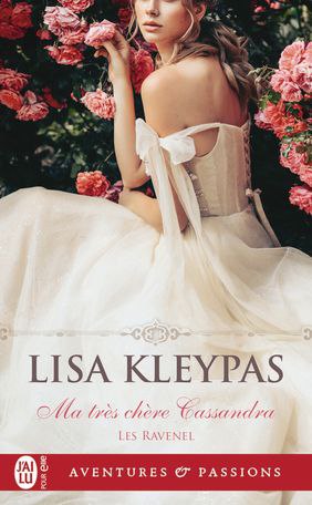Couverture d'un livre de romance historique comme Bridgerton. Le livre est Ma très chère Cassandra où une jeune femme est assise devant des buissons de roses.
