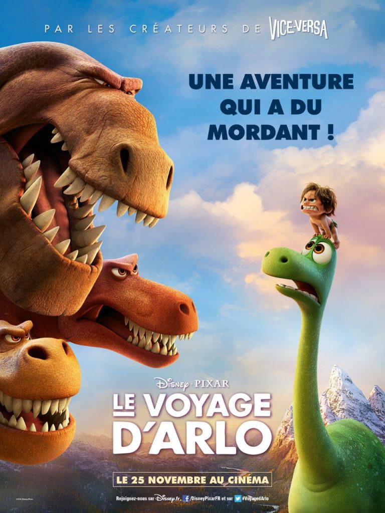 Poster du film Le Voyage d'Arlo avec 3 tyrannosaures qui font peur à Arlo et Spot qui est sur la tête de Arlo le dinosaure vert. Un autre film pour une soirée en famille. 